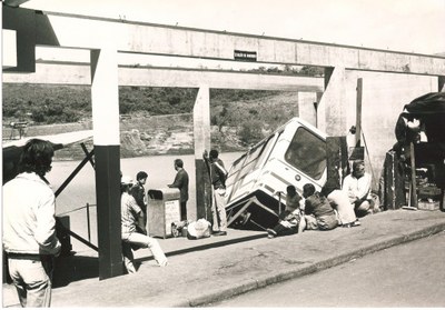 De vez em quando o bondinho que transportava passageiros até o cais descarrilava.JPG