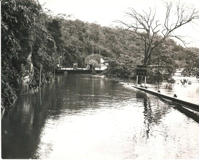 Estação das barcas coberta pelas águas do rio Iguaçu.JPG