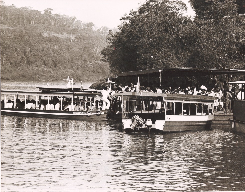 Lanchas brasileiras e argentinas faziam o trasnporte de passageiros no rio Iguaçu.JPG