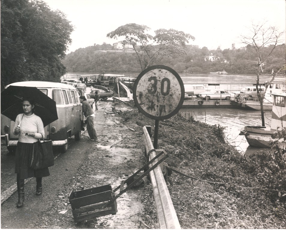 O comércio intenso entre Foz e Puerto Iguaçu passava pelo Porto Meira.JPG