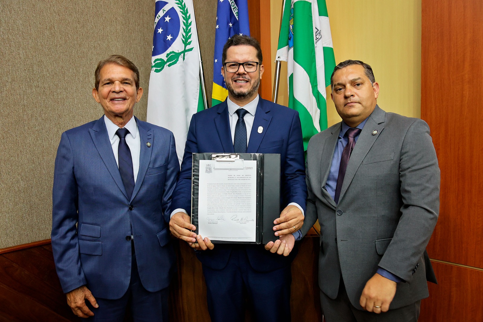 Câmara empossa General Silva e Luna como prefeito de Foz