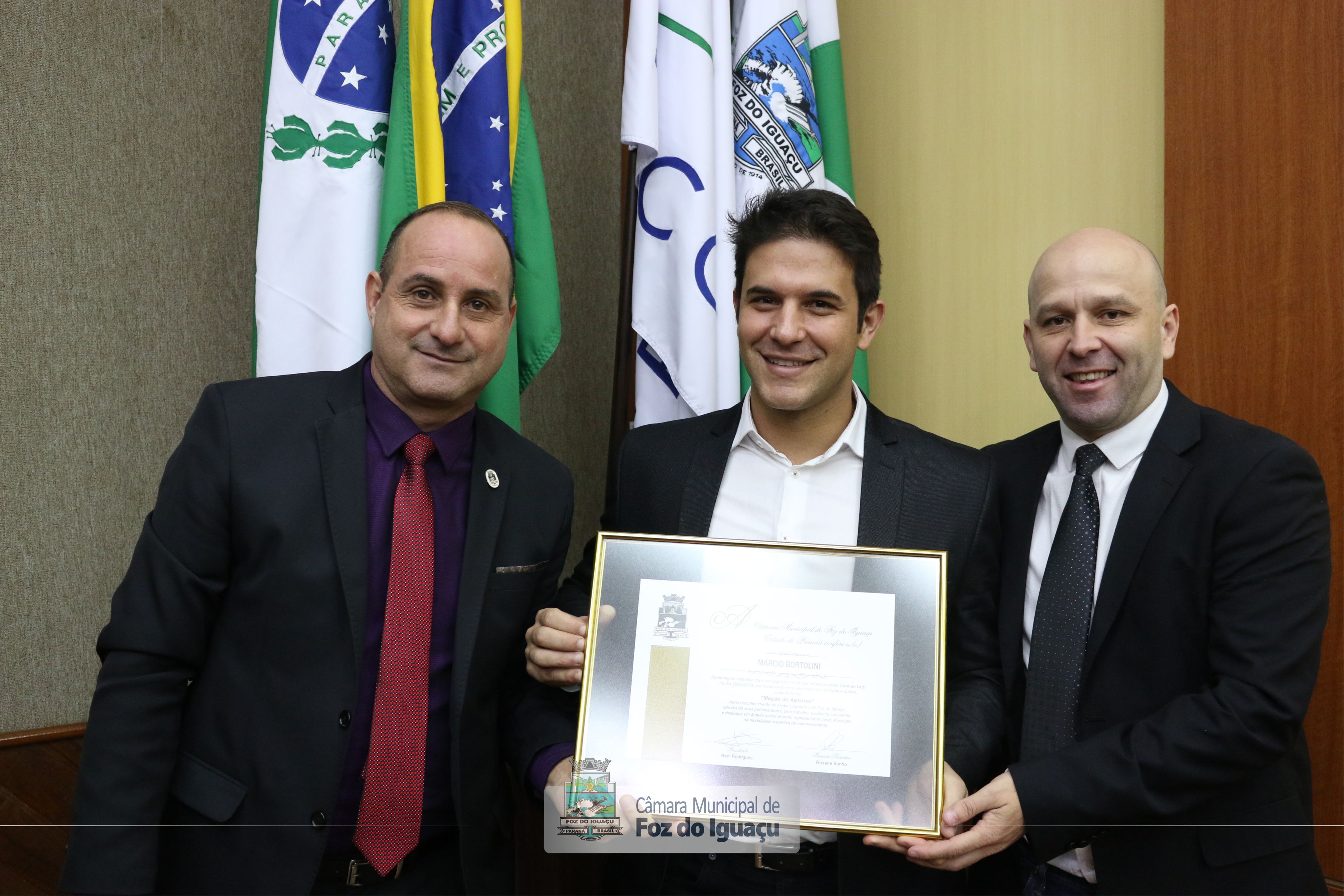 Campeão brasileiro de motovelocidade recebe homenagem na Câmara de Foz