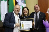 Médica Ana Heloisa recebe homenagem e reconhecimento popular na Câmara de Foz