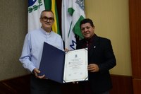 Padre Clodoaldo Frasseto é congratulado com Título de Cidadão Benemérito de Foz do Iguaçu