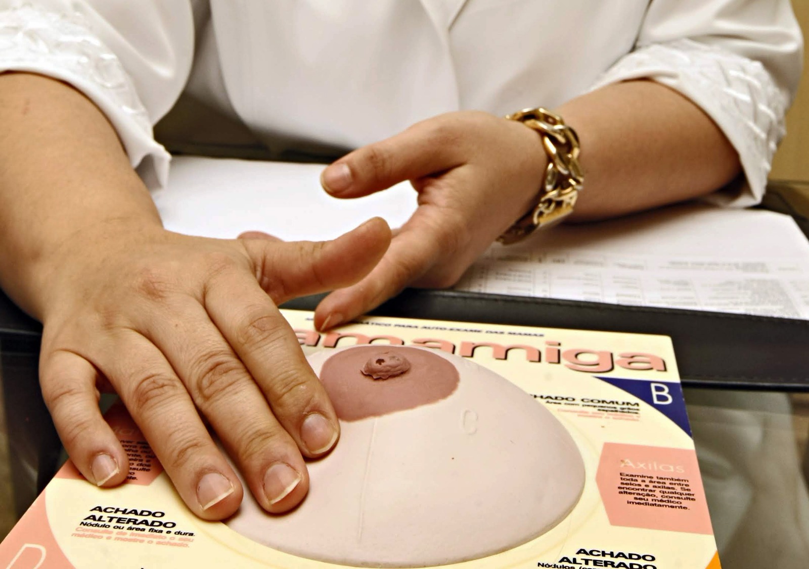 Parlamentar cobra prefeitura sobre filas de espera para a realização de cirurgias de redução de mama